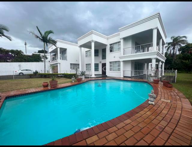 6 BEDROOM HOUSE FOR SALE IN LA LUCIA